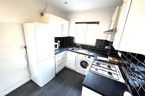 4 bedroom detached house to rent, Montague Road, Uxbridge,