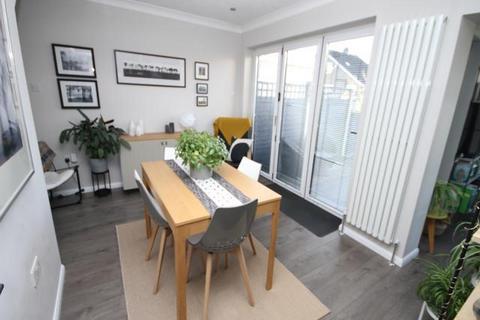 14 Brackendale Parade, Bradford, BD10 0SR
