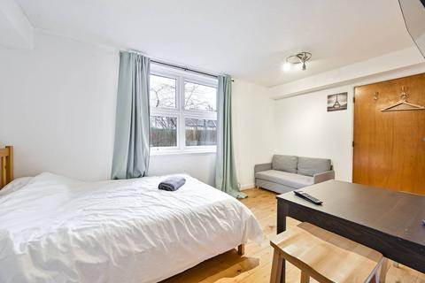 Studio to rent, Spencer Mews, Barons Court, London, W6