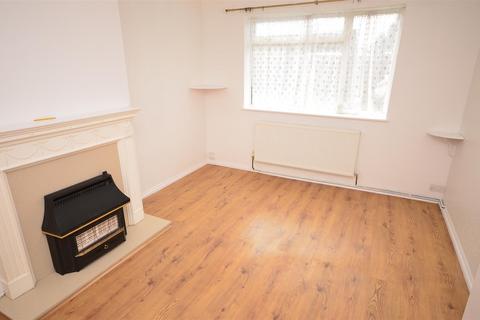 3 bedroom terraced house to rent, Briar Close, Luton, LU2 8EA