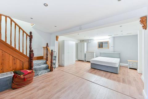 2 bedroom flat to rent, Fenham Road, Peckham, London, SE15