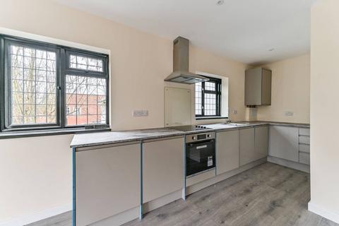 2 bedroom flat to rent, Station Approach Road, Sutton, Tadworth, KT20