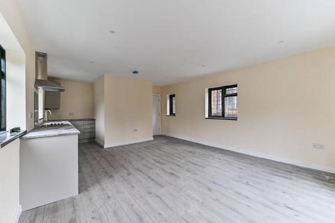 2 bedroom flat to rent, Station Approach Road, Sutton, Tadworth, KT20