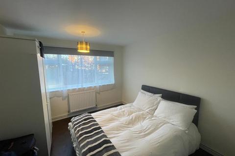 2 bedroom apartment to rent, Meadow Court, Hounslow TW3