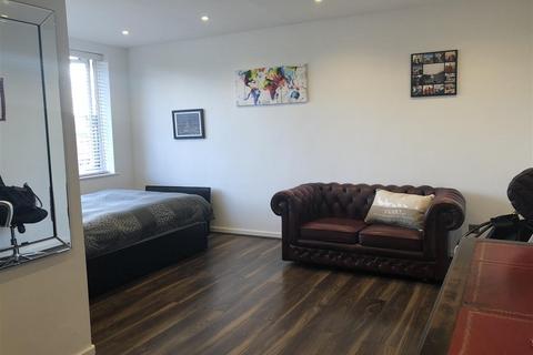 Studio to rent, Hartley House, Ballards Lane, Finchley