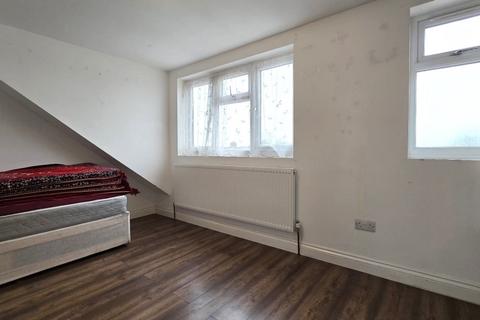 3 bedroom flat to rent, Eastern Avenue, Newbury Park