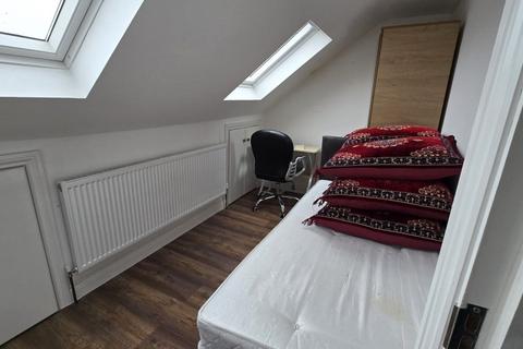 3 bedroom flat to rent, Eastern Avenue, Newbury Park