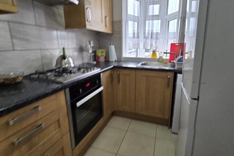 3 bedroom flat to rent, Eastern Avenue, Newbury Park