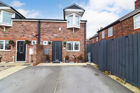 2 bedroom semi-detached house for sale, Trafalgar Close, Hessle