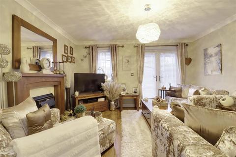 2 bedroom semi-detached house for sale, Trafalgar Close, Hessle