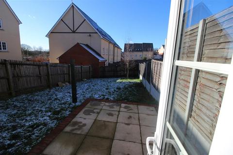 3 bedroom semi-detached house to rent, Blade Road, Essex CO4