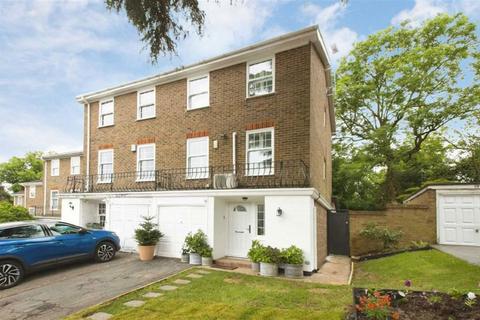 3 bedroom semi-detached house for sale, Kenilworth Gardens, London SE18