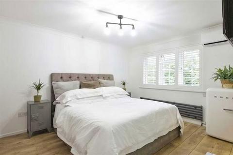 20 Kenilworth Gardens, London, SE18 3JB