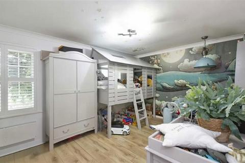 20 Kenilworth Gardens, London, SE18 3JB