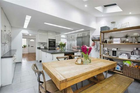 20 Kenilworth Gardens, London, SE18 3JB