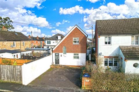 2 bedroom detached house to rent, St. Georges Road, Badshot Lea, Farnham, Surrey, GU9