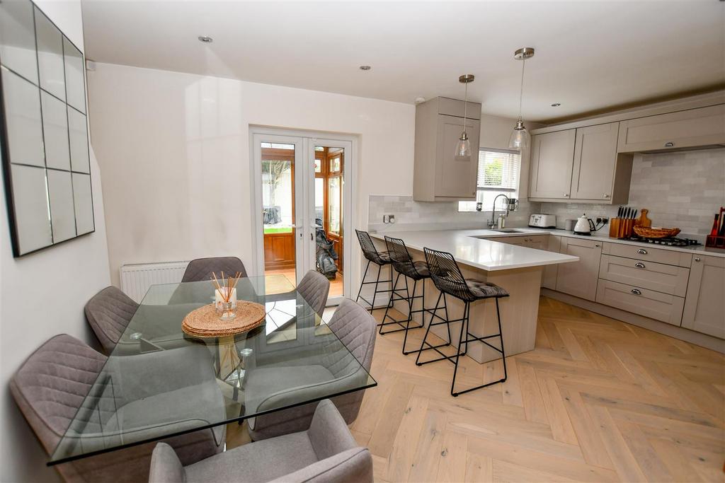 Kitchen/Dining Area