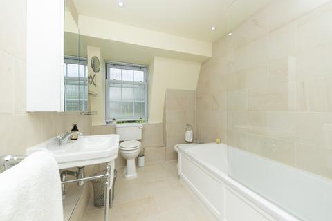 7 Belmont Mews, London, SW19 5QP
