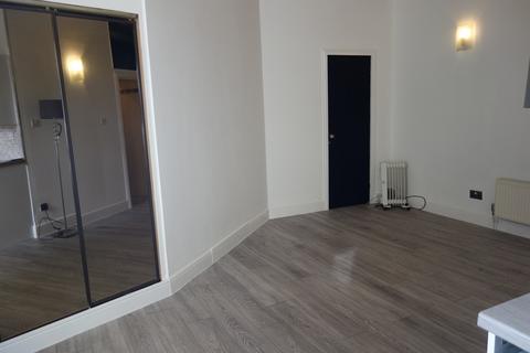 Studio to rent, Quarry Street, Hamilton ML3