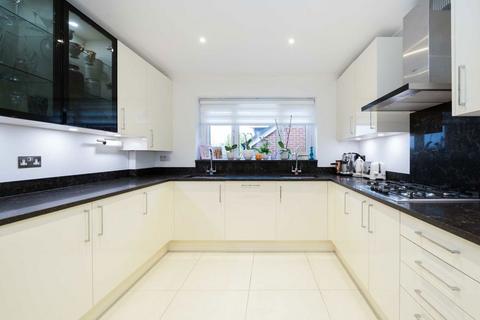 2 bedroom flat for sale, Regency Crescent, London NW4