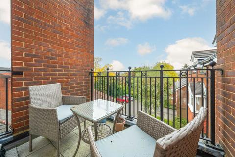 2 bedroom flat for sale, Regency Crescent, London NW4