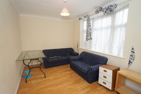 3 bedroom end of terrace house to rent, Loughton, IG10