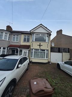 3 bedroom terraced house to rent, Laurel Crescent, Romford RM7