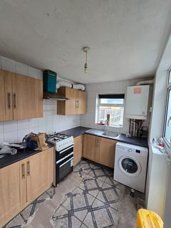 3 bedroom terraced house to rent, Laurel Crescent, Romford RM7