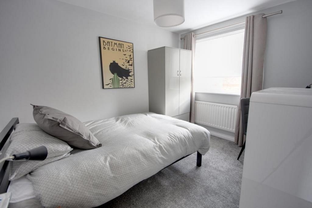 A bright and tidy double bedroom featuring mode...