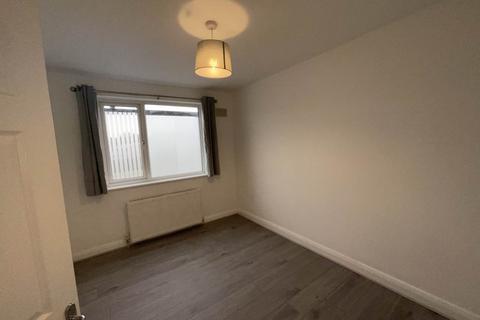 2 bedroom flat to rent, Brooklyn Court, Loughton, Essex