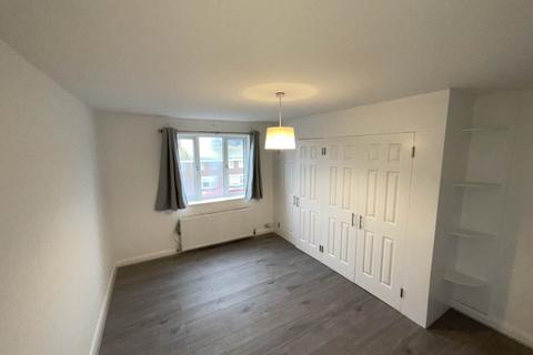 2 bedroom flat to rent, Brooklyn Court, Loughton, Essex