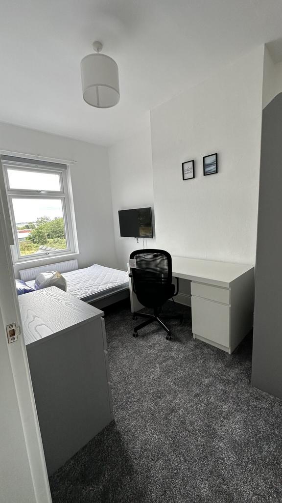 A bright and spacious double bedroom with a stu...