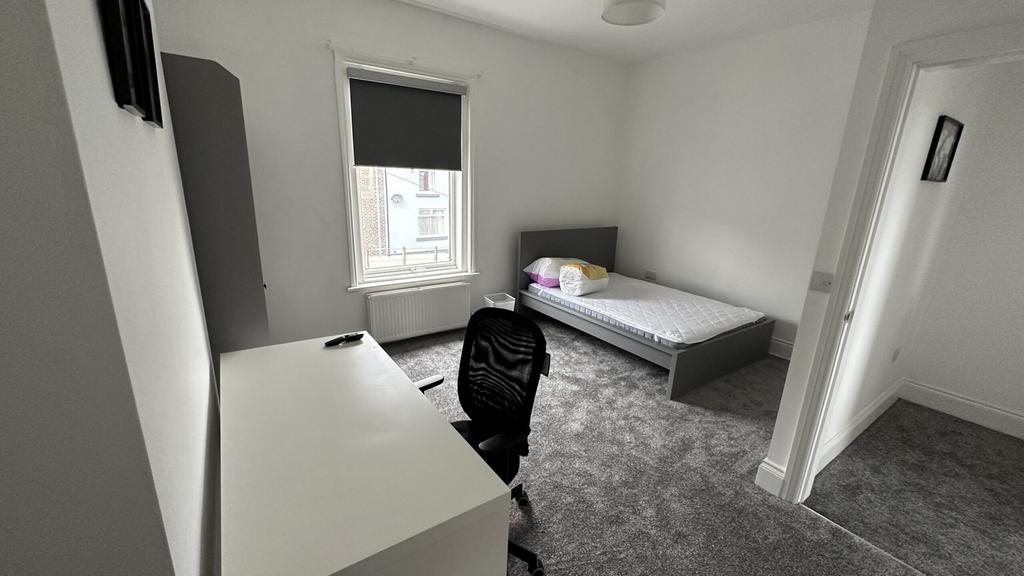 A spacious and clean double bedroom with good n...