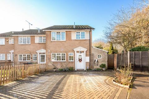 3 bedroom end of terrace house to rent, Regalfield Close, Guildford, GU2