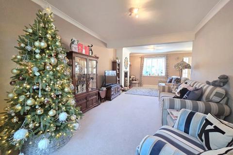 5 bedroom semi-detached house for sale, Harlington Road, Uxbridge, Greater London, UB8