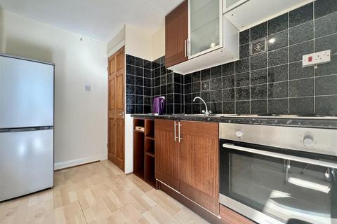 Studio to rent, Flat 27, Ventnor Court, 25, Wostenholme Road, Nether Edge, Sheffield. S7 1LB