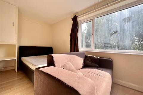 Studio to rent, Flat 27, Ventnor Court, 25, Wostenholme Road, Nether Edge, Sheffield. S7 1LB