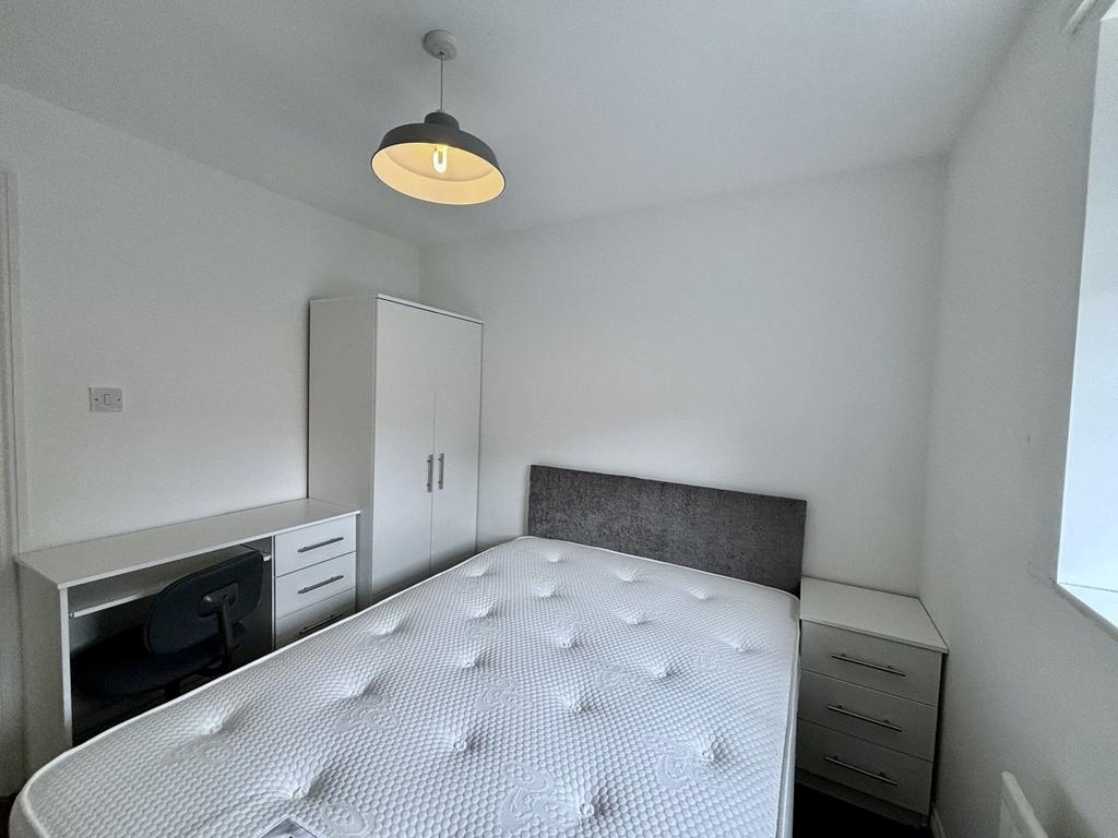A bright and tidy double bedroom, perfect for s...