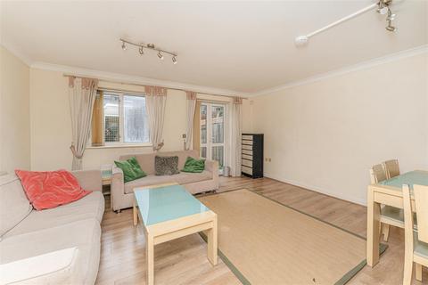 3 bedroom house for sale, Alvington Crescent, London