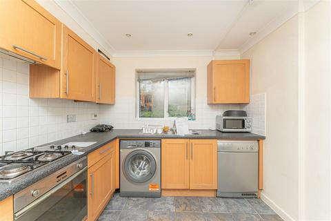 3 bedroom house for sale, Alvington Crescent, London