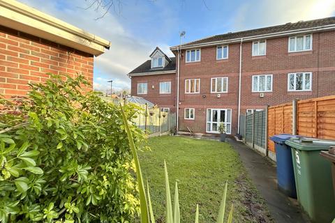 3 bedroom terraced house to rent, Prestwich, Manchester M25