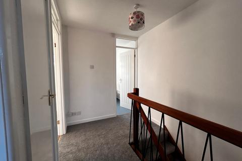 3 bedroom end of terrace house to rent, Kestrel Drive. Pucklechurch, BS16