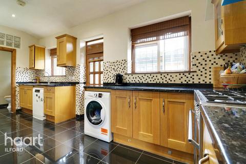 3 bedroom end of terrace house to rent, Bedford Road, ILFORD