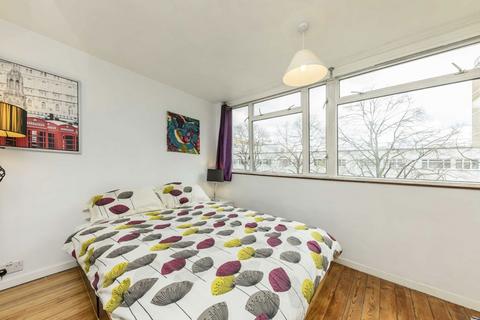 2 bedroom flat to rent, Churchill Gardens, London SW1V