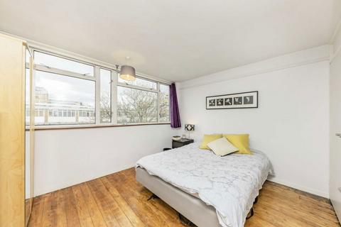 2 bedroom flat to rent, Churchill Gardens, London SW1V