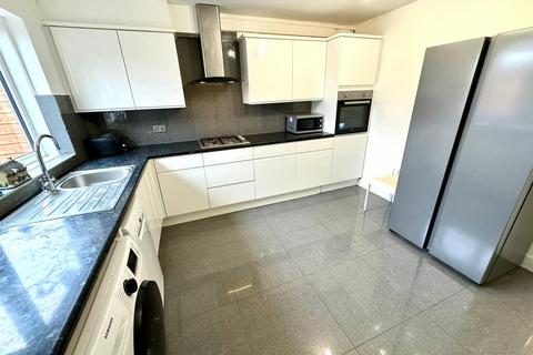 4 bedroom townhouse to rent, Bedser Drive, Greenford, UB6 0SE