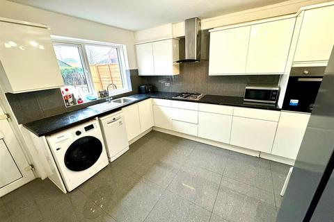 4 bedroom townhouse to rent, Bedser Drive, Greenford, UB6 0SE