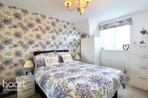 40 Raynham Close, Guildford, GU4 7TS