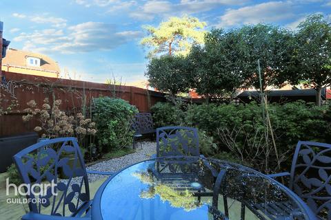 40 Raynham Close, Guildford, GU4 7TS