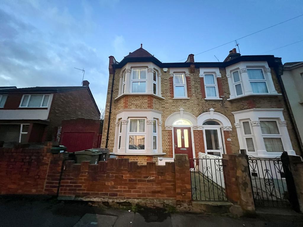 Matlock Road, London, E10 3 bed terraced house - £2,500 pcm (£577 pw)